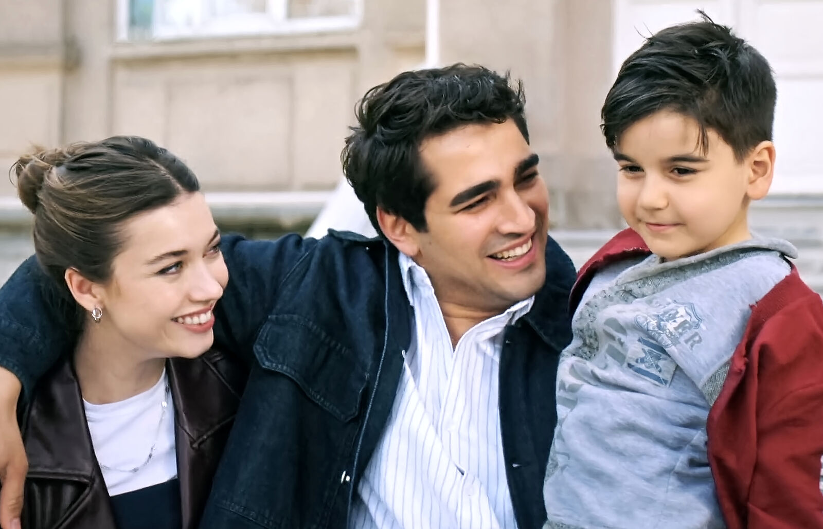 Seyran y Ferit deciden adoptar a Tesko en Una nueva vida