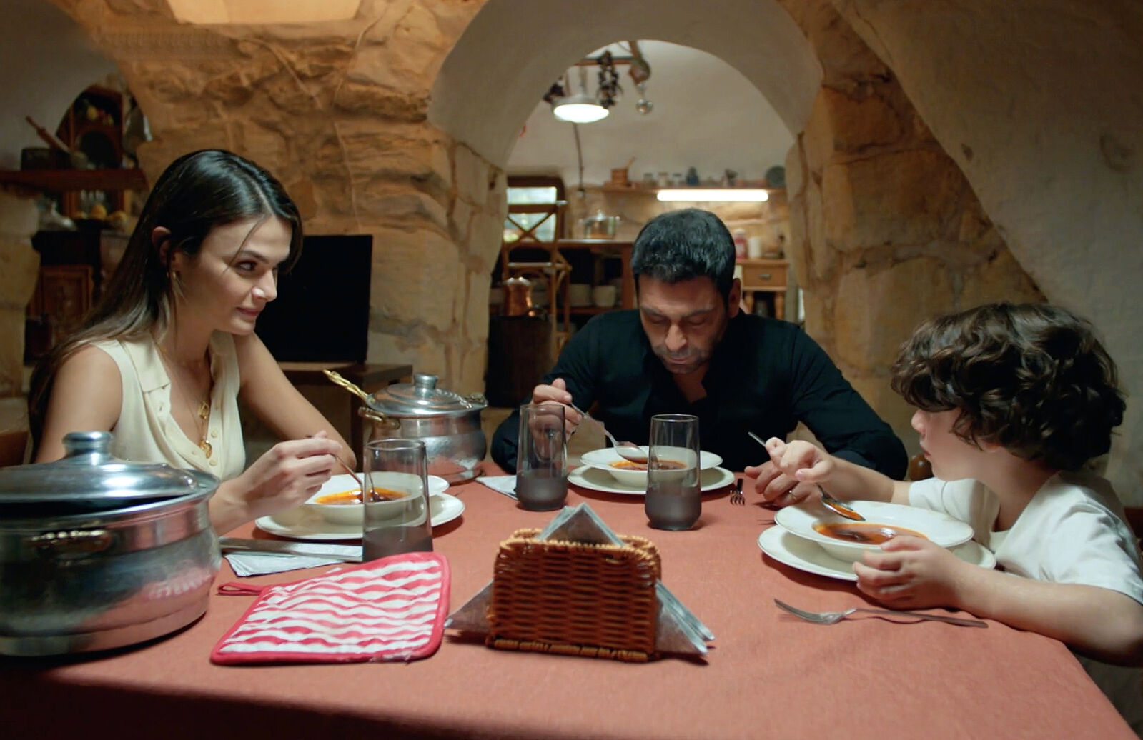 Alya, Cihan y Deniz cenan en familia en En tierra lejana