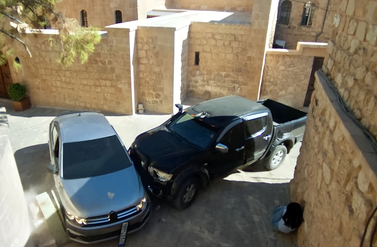 Cihan colisiona su coche contra el de Mine para salvar a Alya en En tierra lejana