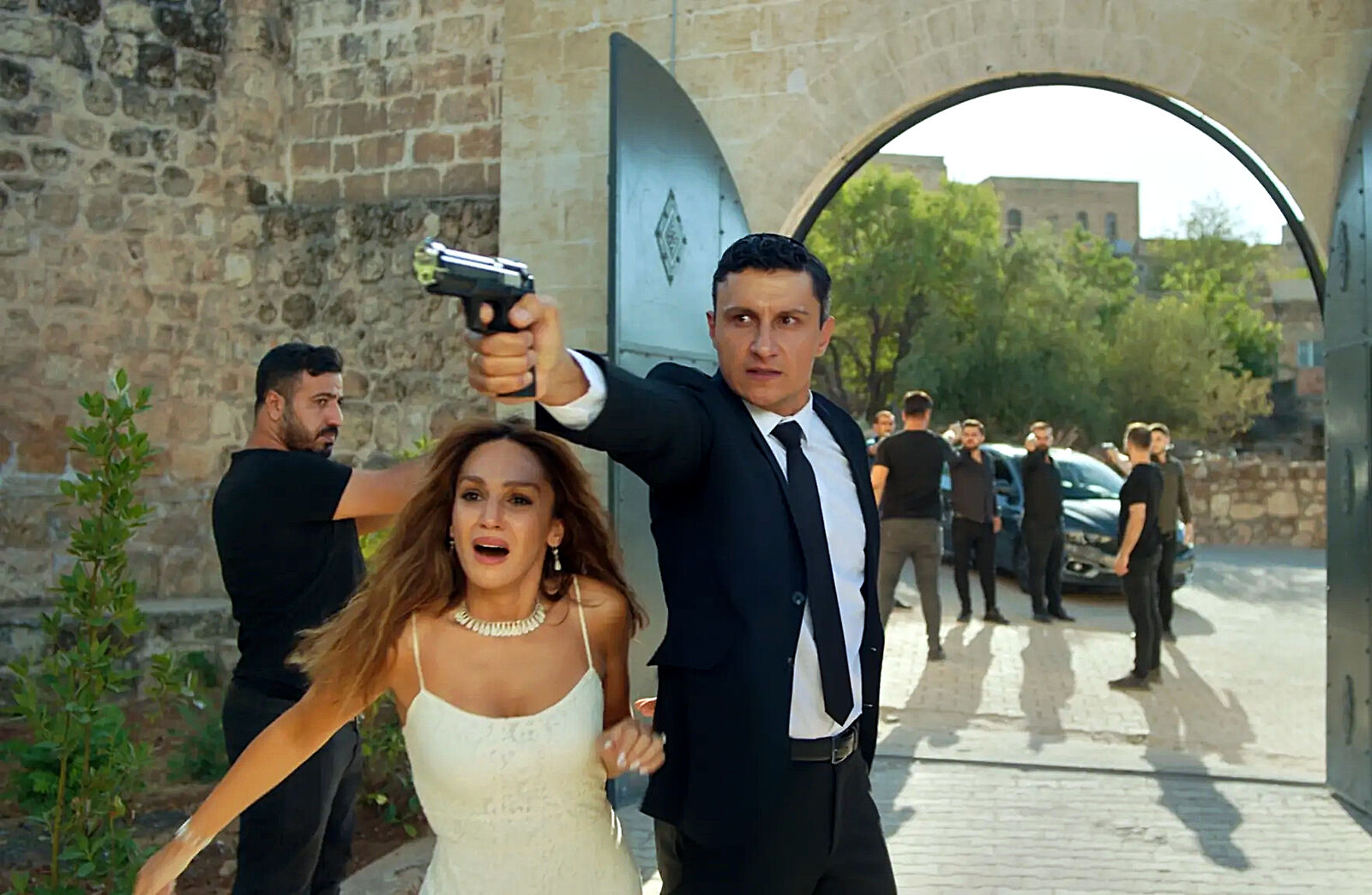 Nare y Şahin, casados contra todos en En tierra lejana