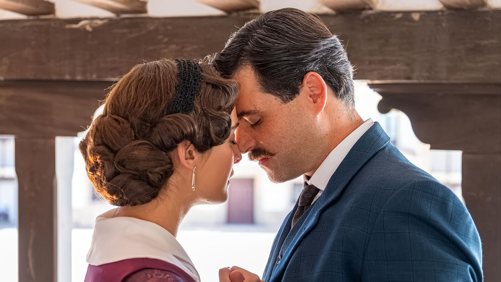Manuel regala a Julieta una cinta roja para sellar su amor durante su escapada en La Promesa