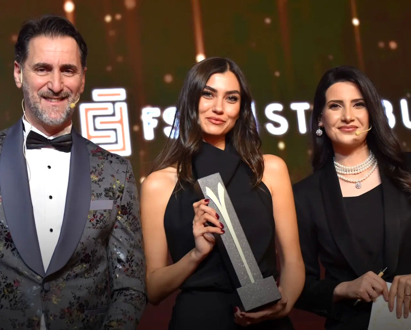 Aleyna Solaker, que interpreta a Azra en El Secreto, fue la encargada de recoger el primer premio para la serie