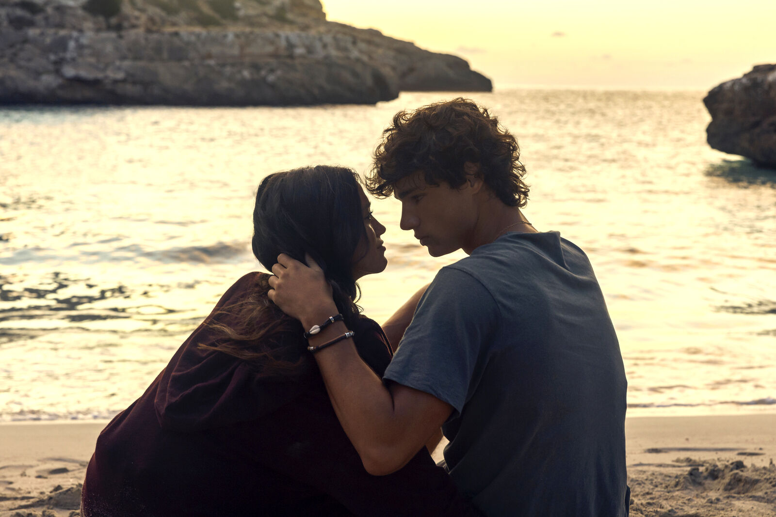 Maia Reficco y Fernando Lindez protagonizan Sunrise: El último amanecer