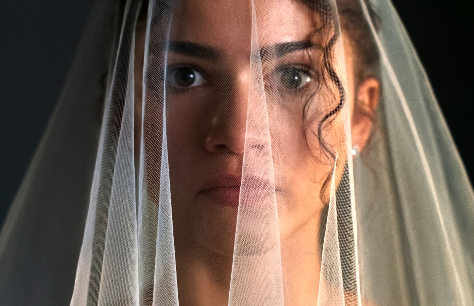 Zendaya da vida a Emma en la película El drama