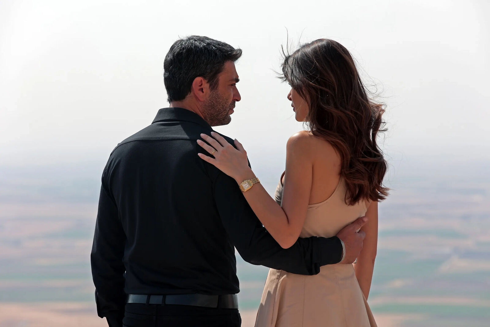 Cihan y Alya se unen ante la adversidad en En tierra lejana
