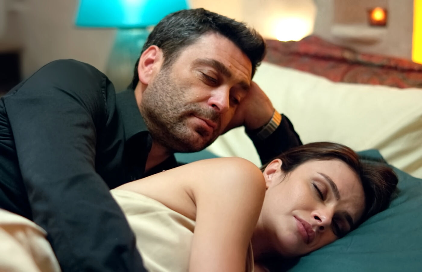 Cihan y Alya pasan la noche juntos en En tierra lejana
