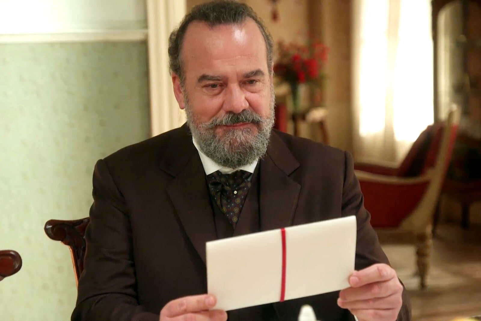 Manuel, de 60 años, da vida a Alonso, un personaje que podría rondar la cincuentena en La Promesa