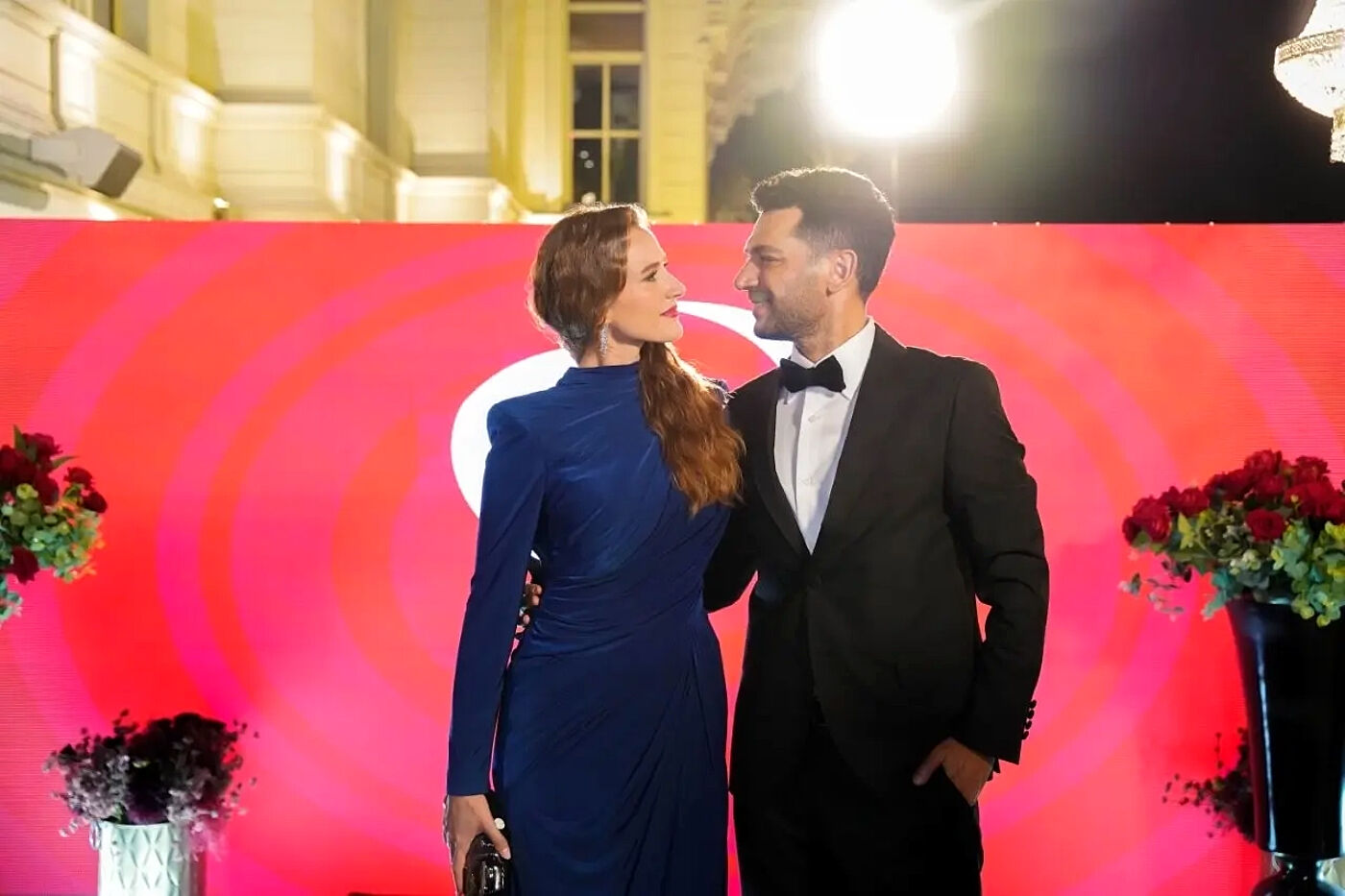 Berrak y Serhat asisten juntos a un evento como el matrimonio perfecto en El Secreto