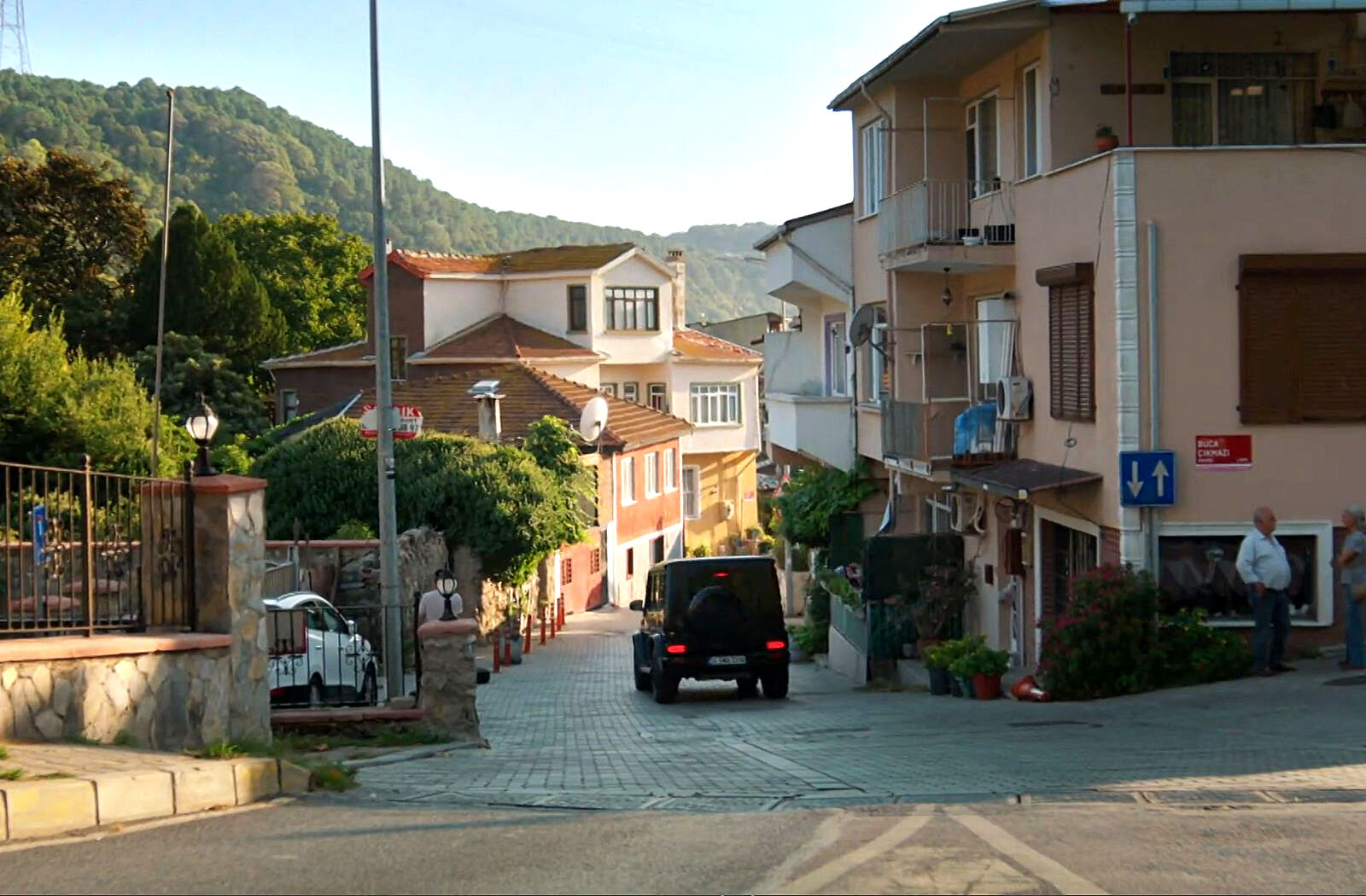 Serhat se adentra en el barrio de Zeynep en El Secreto
