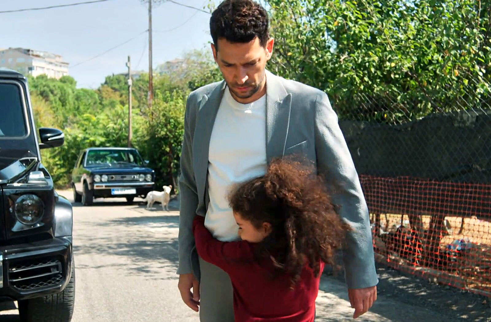 Kader abraza a Serhat en El Secreto