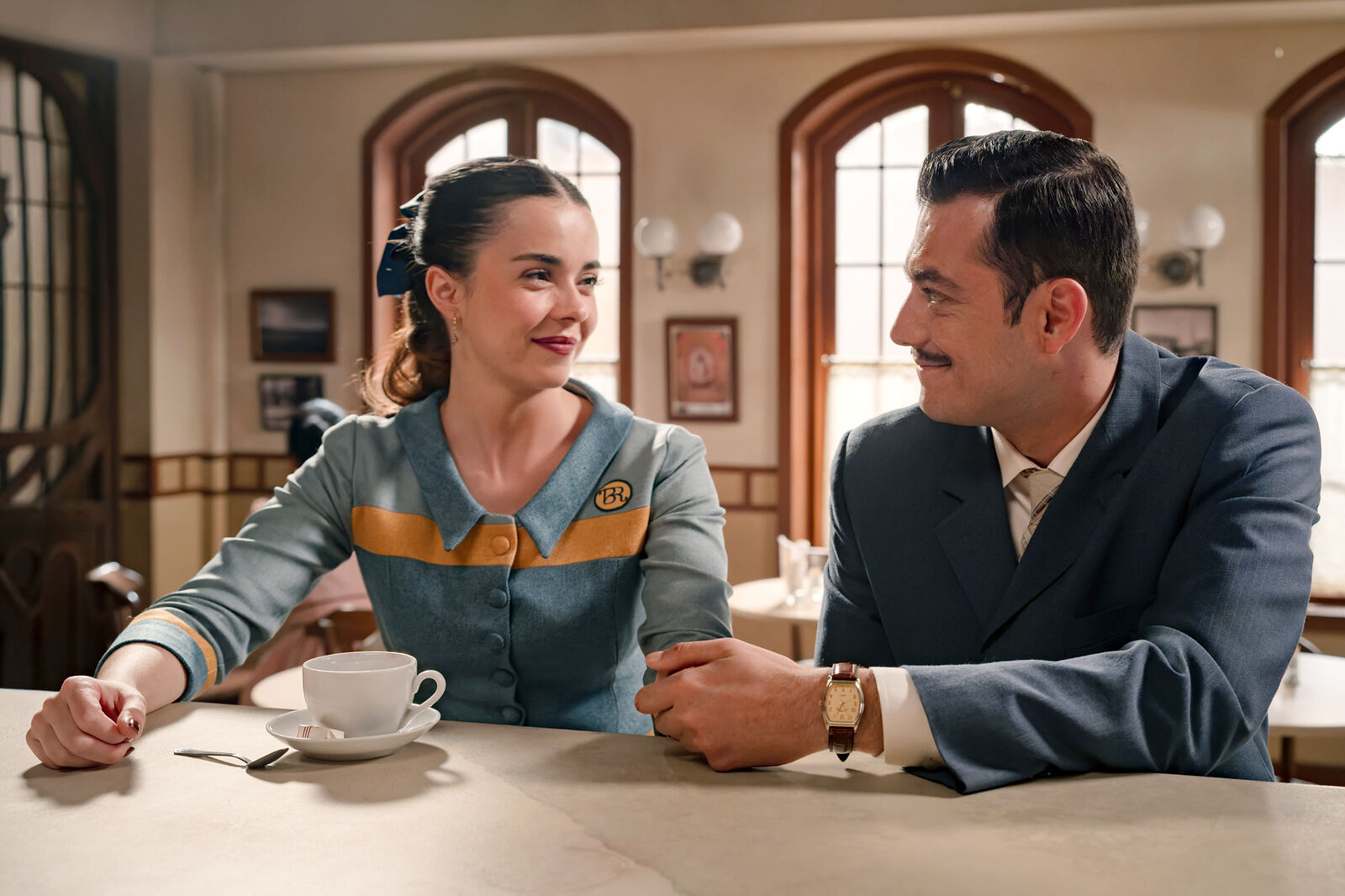 Tasio le explica a Paula que en la carta que le envió a Carmen le pedía romper con ella, en Sueños de libertad