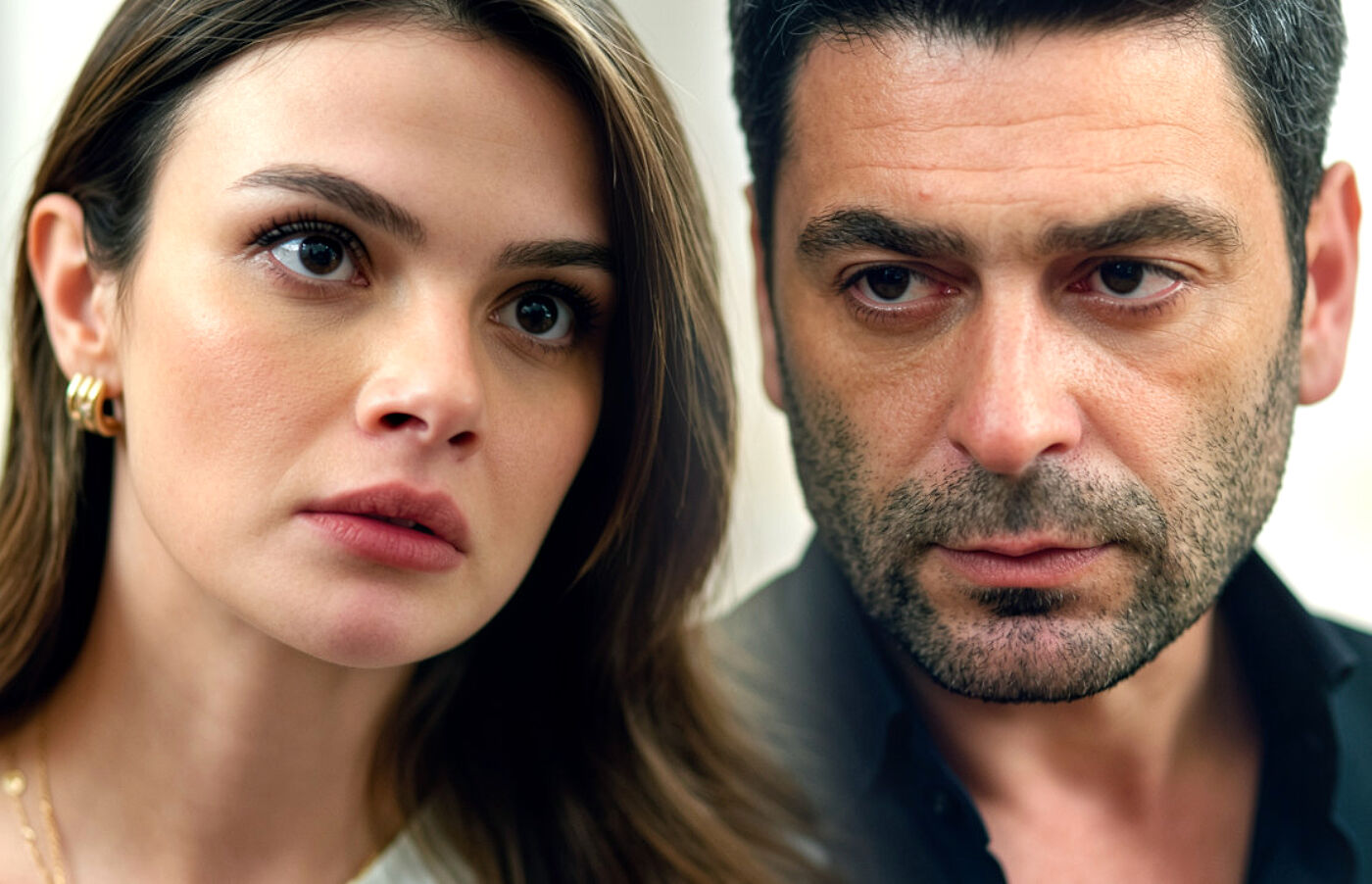 Cihan vuelve con Boran, lo esconde y Alya sospecha, en En tierra lejana