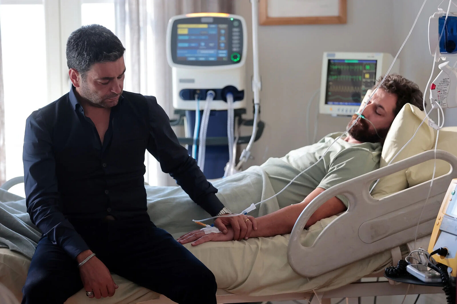 Cihan descubre que Boran está vivo y en coma, en En tierra lejana