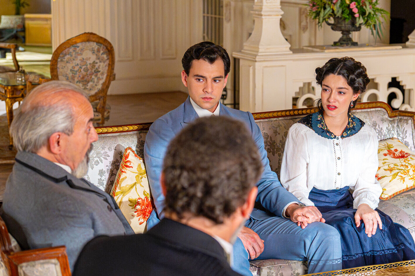 Imagen de los actores que dan vida a Max, Curro y Ángela en La Promesa, durante un encuentro en el palacio de los Luján