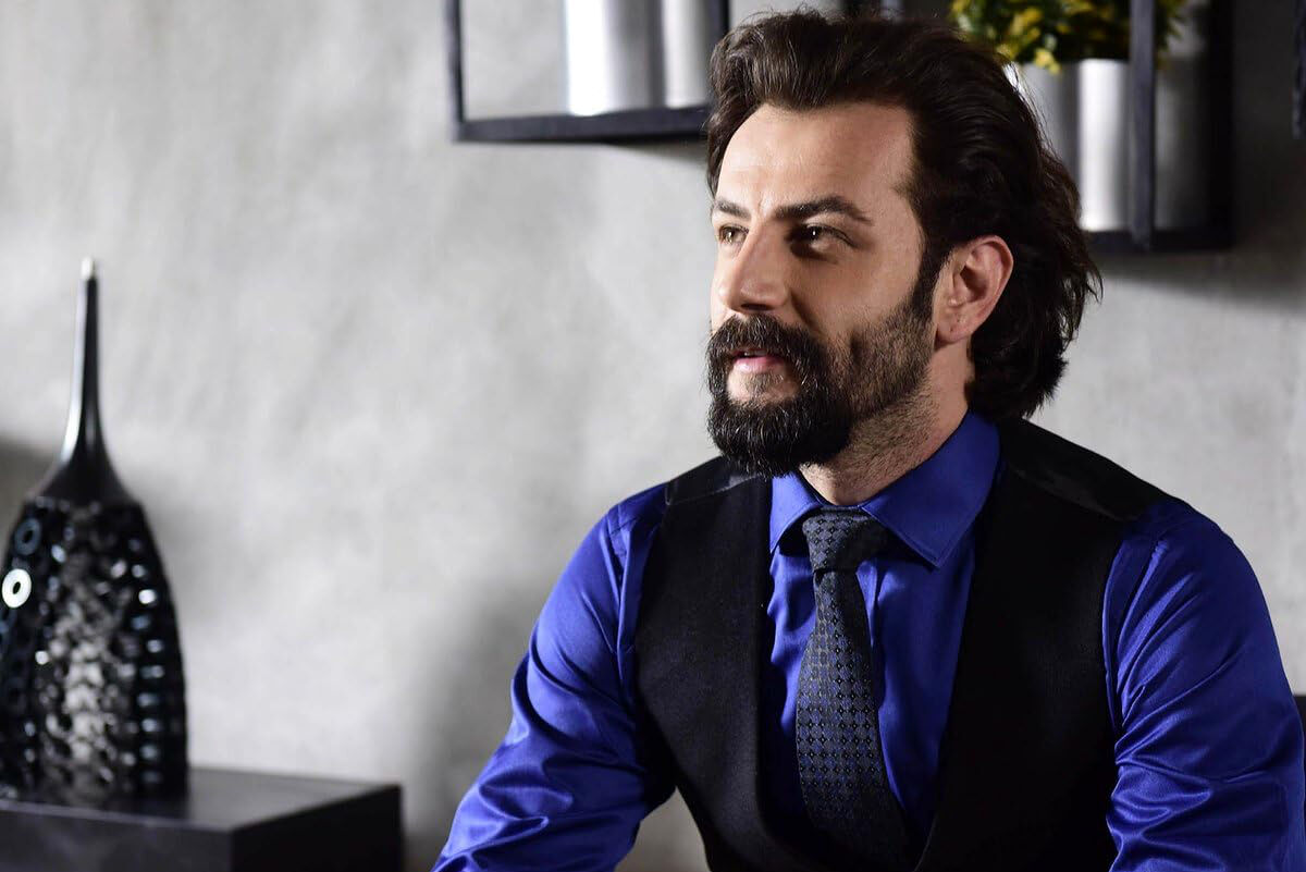 Gökberk Demirci es Emir en El compromiso