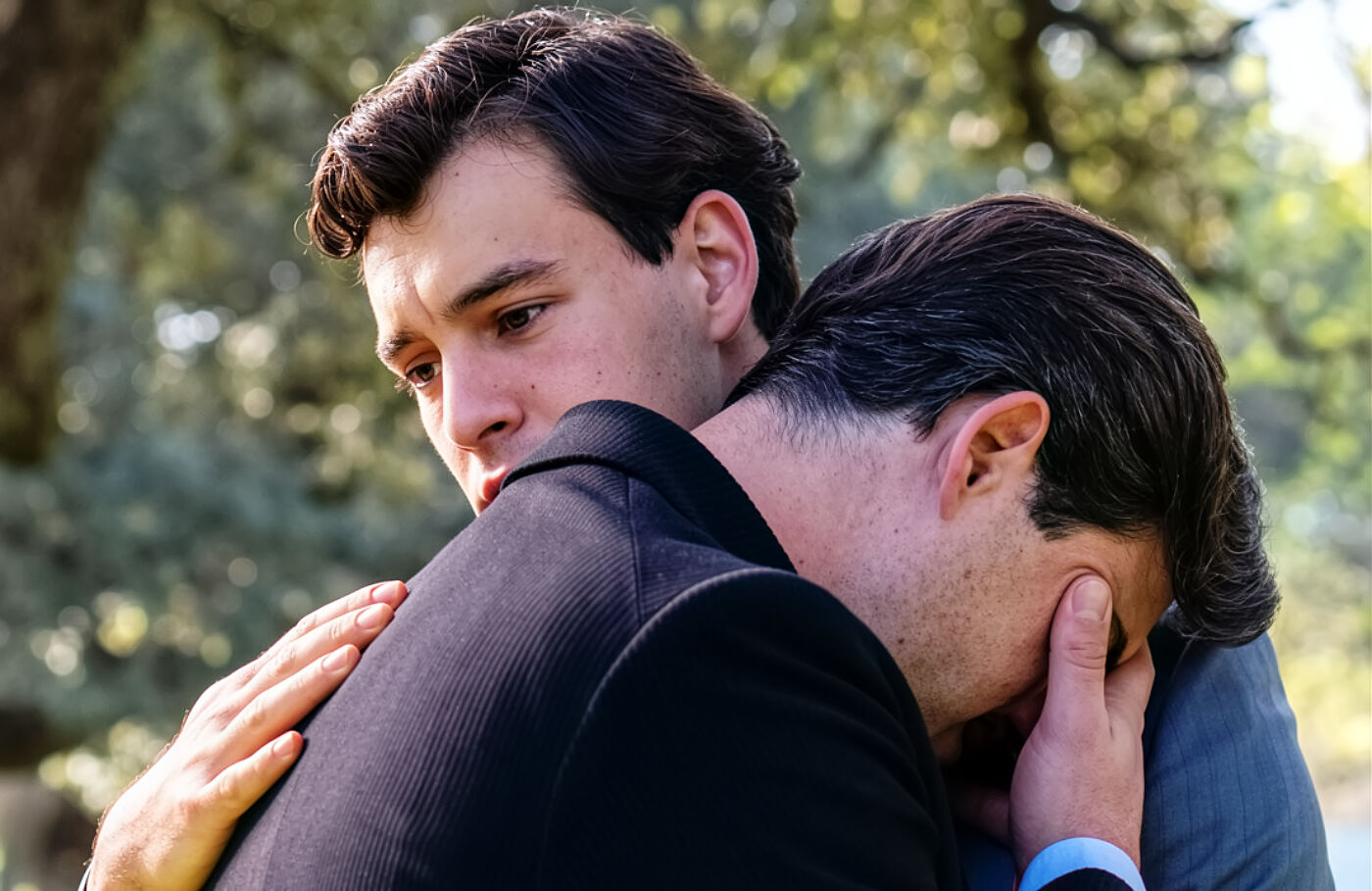 Curro y Manuel lloran la muerte de Jana en La Promesa