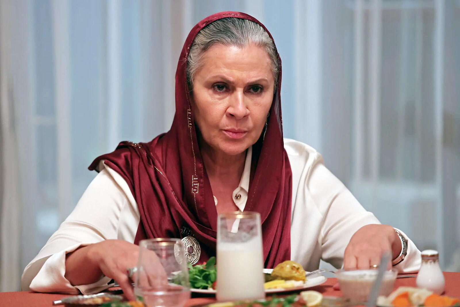 Sadakat presiona a Alya y Nare se rompe por Mine en En tierra lejana