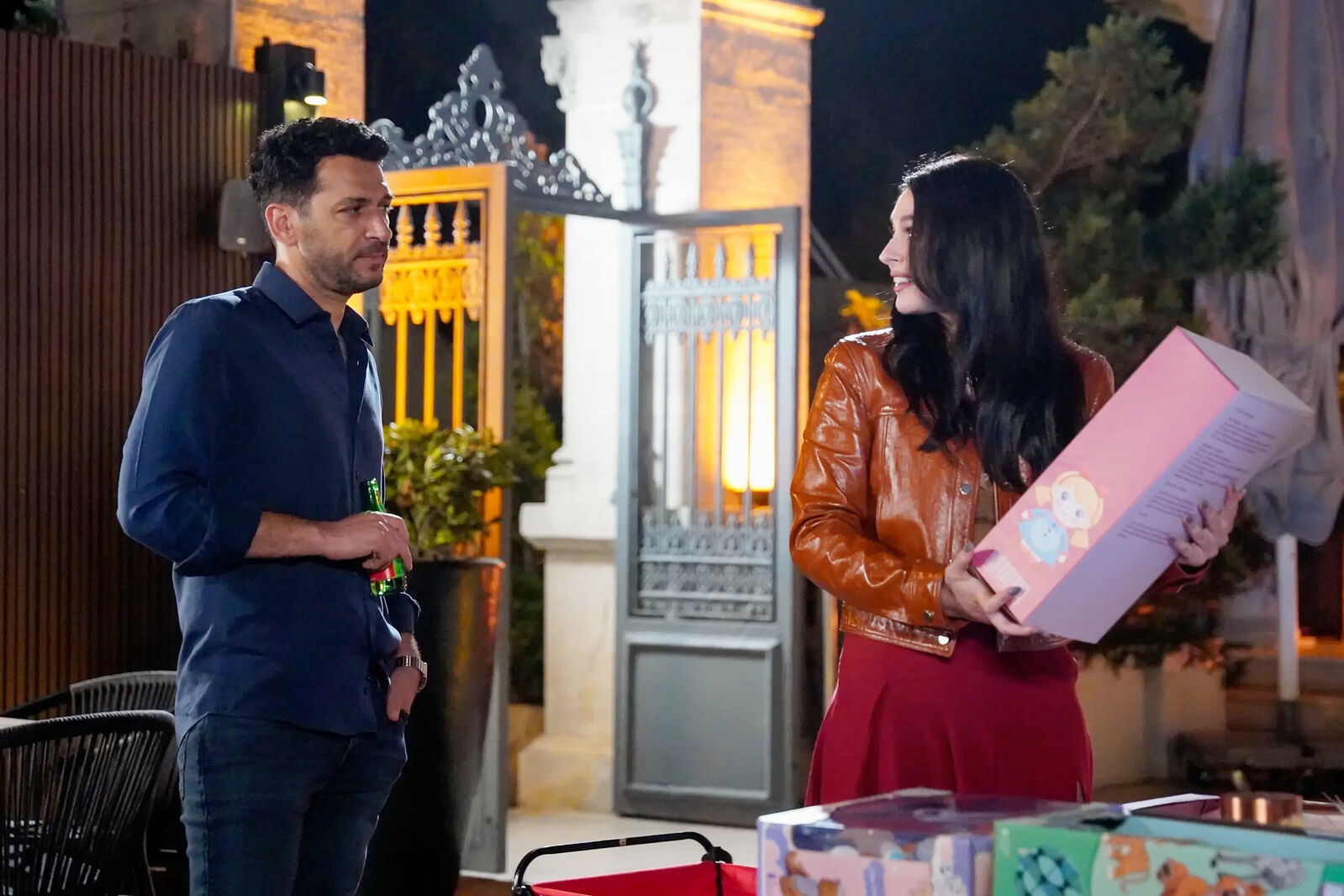 Serhat y Zeynep eligen una muñeca para Kader en El Secreto