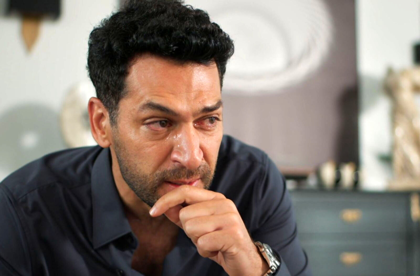Serhat se hunde al pensar que Can es el padre de Kader en El Secreto