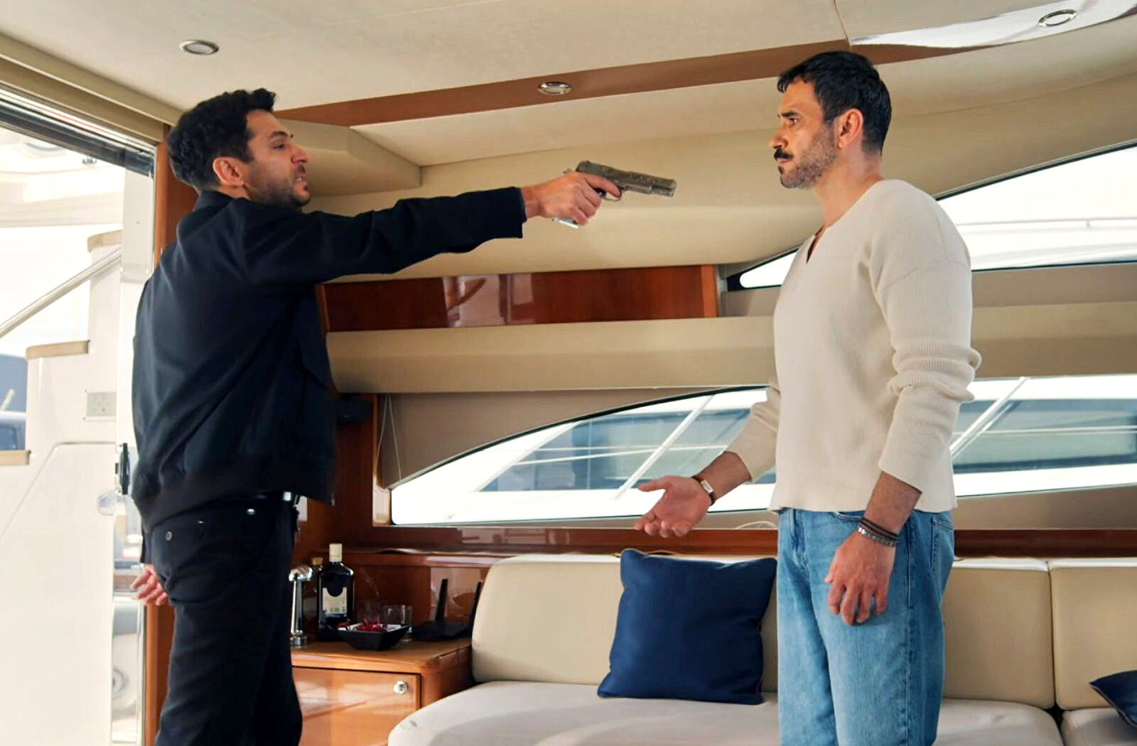 Serhat apunta a Can con su pistola en El Secreto