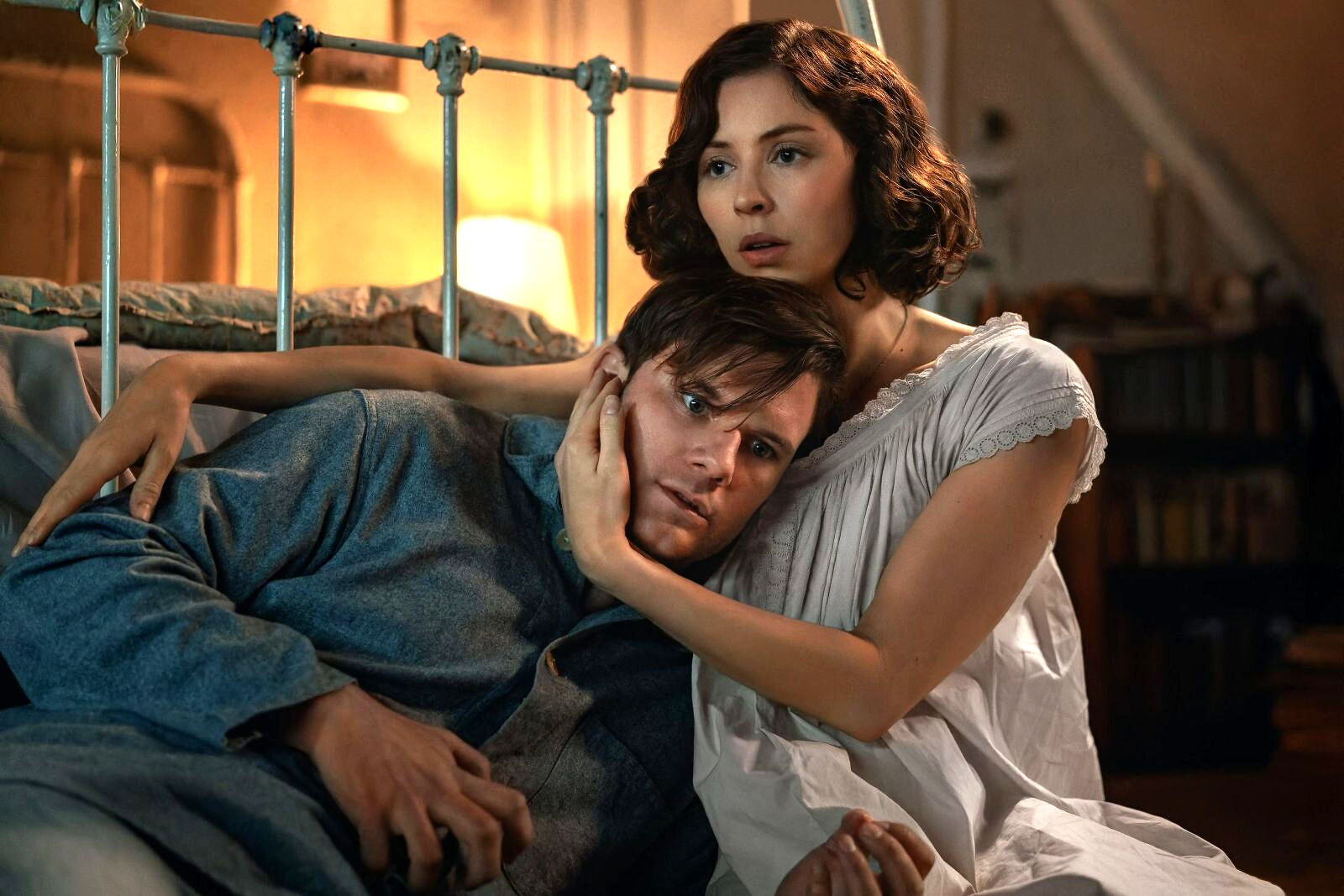 Julia Moriston y Henry Beauchamp, interpretados por Hermione Corfield y Jeremy Irvine