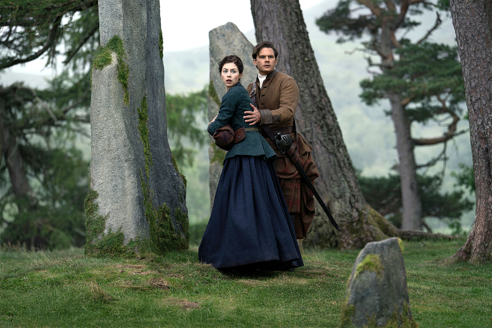 Julia Moriston y Henry Beauchamp durante el rodaje de la temporada 2 de Outlander: Sangre de mi sangre