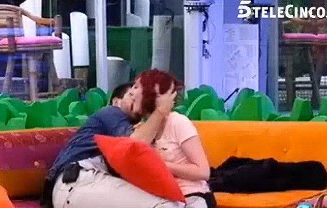 Igor besa el cuello de Leticia de Gran Hermano 14 en Telecinco