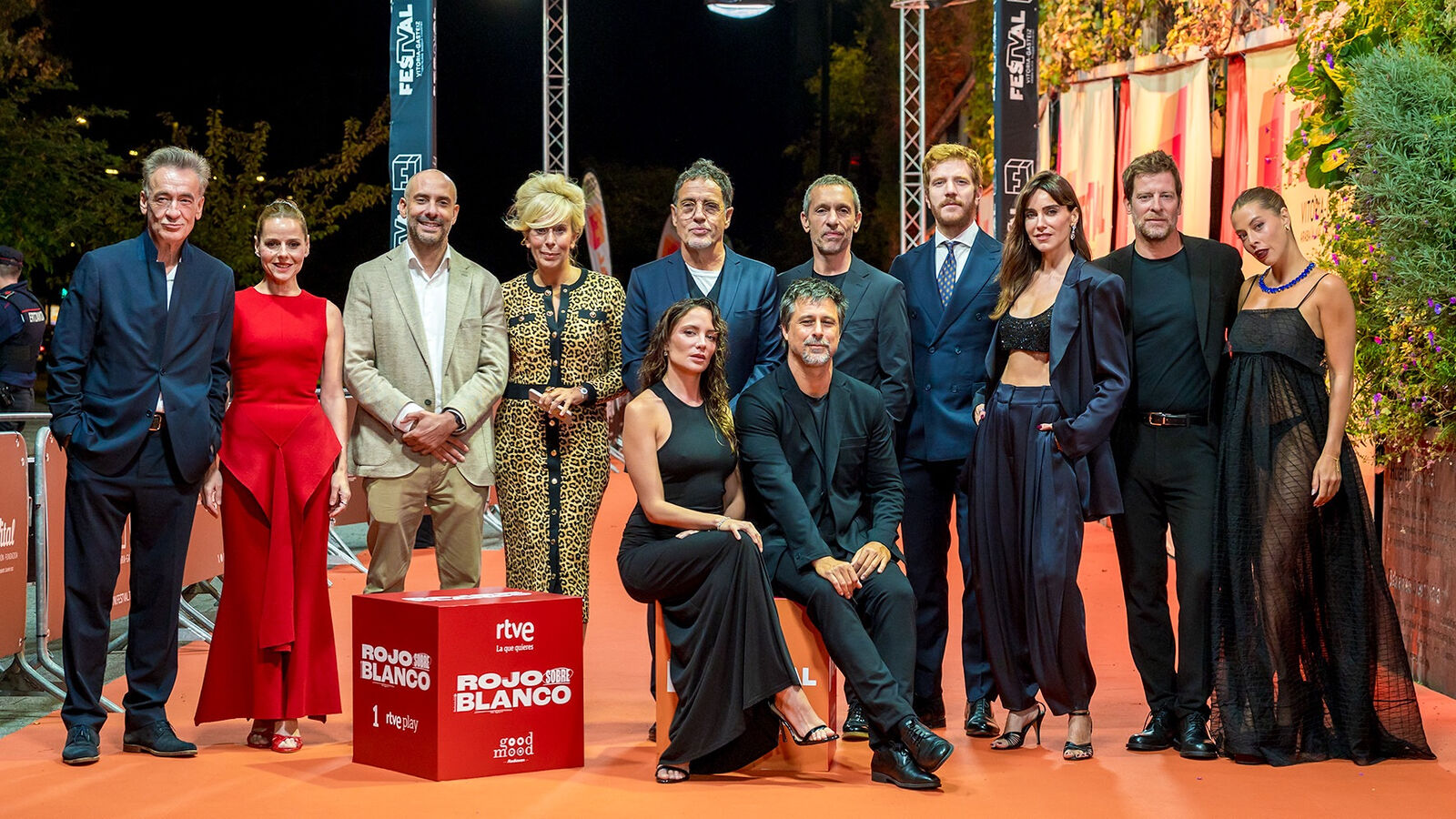 El reparto de Rojo sobre blanco en la alfombra naranja del FesTVal de Vitoria