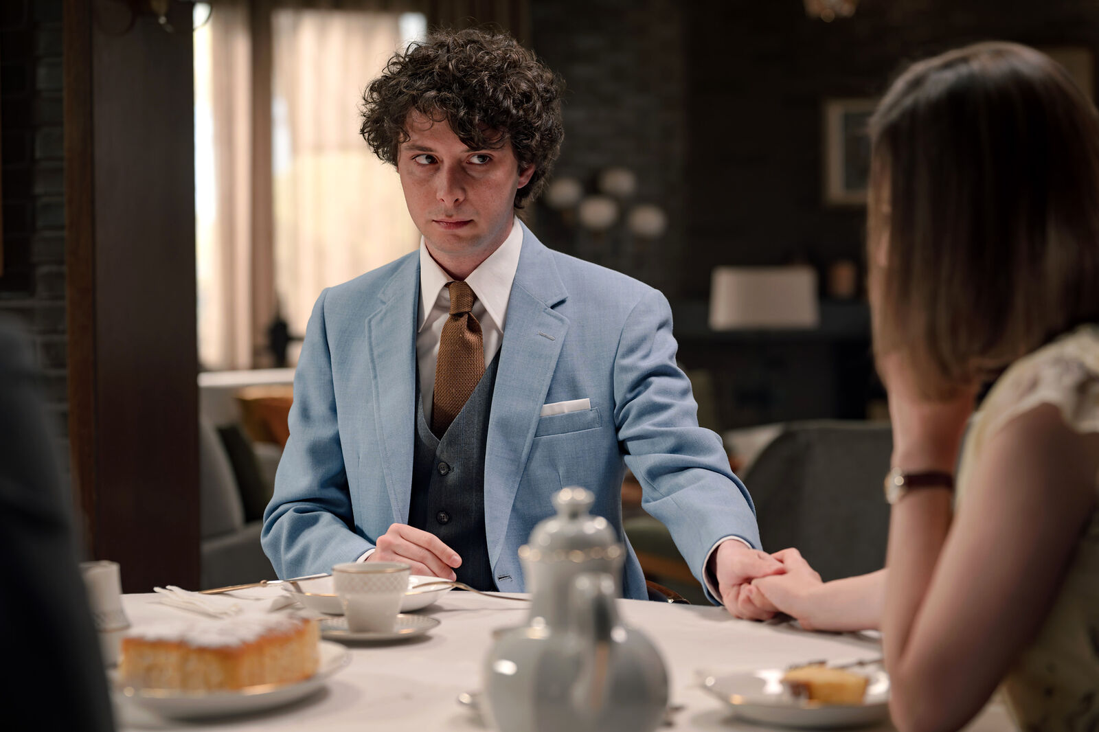 Miguel defiende a Claudia ante sus padres en Sueños de libertad