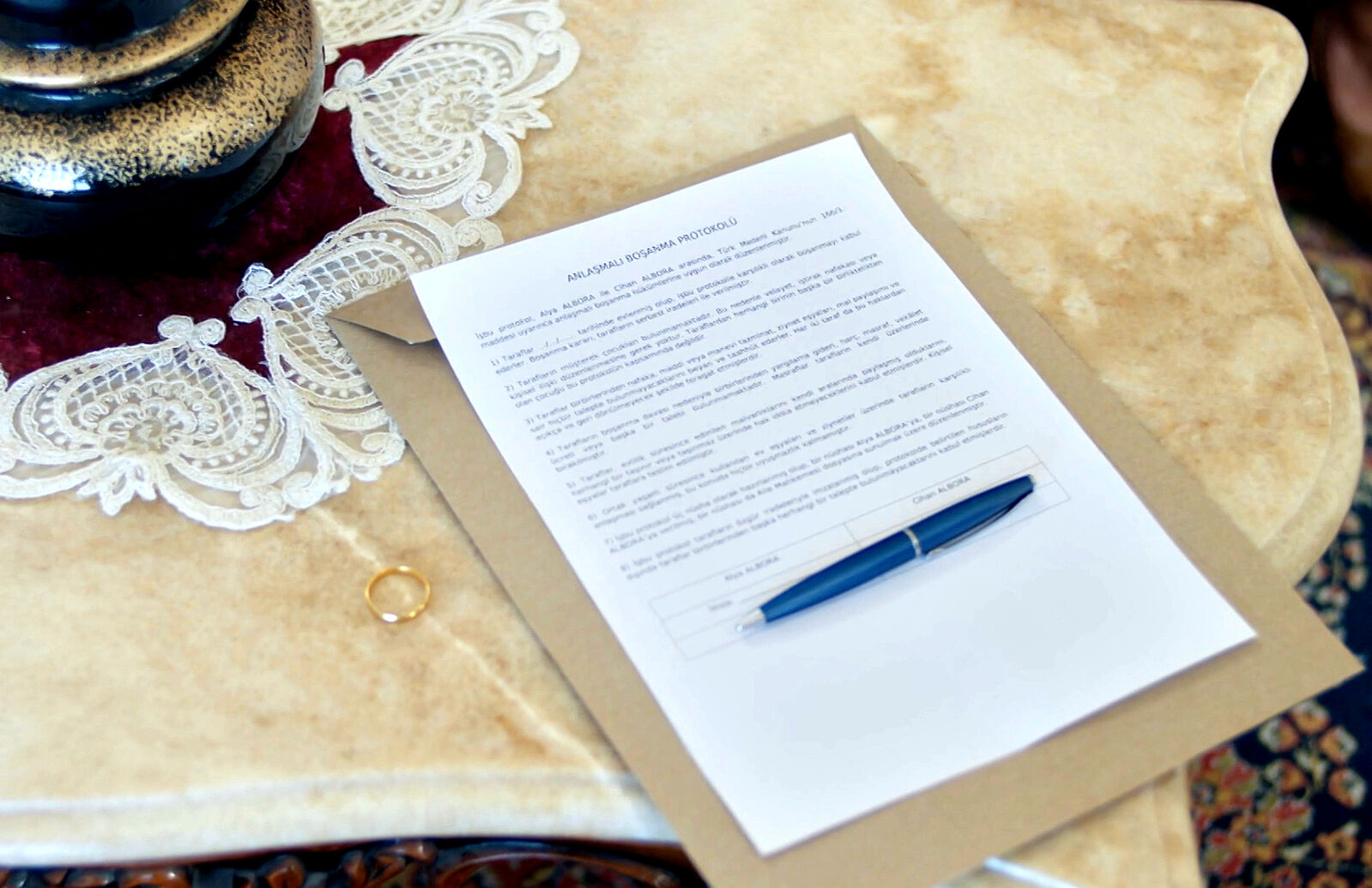 Sadakat exige a Alya y Cihan la firma inmediata de su divorcio en En tierra lejana