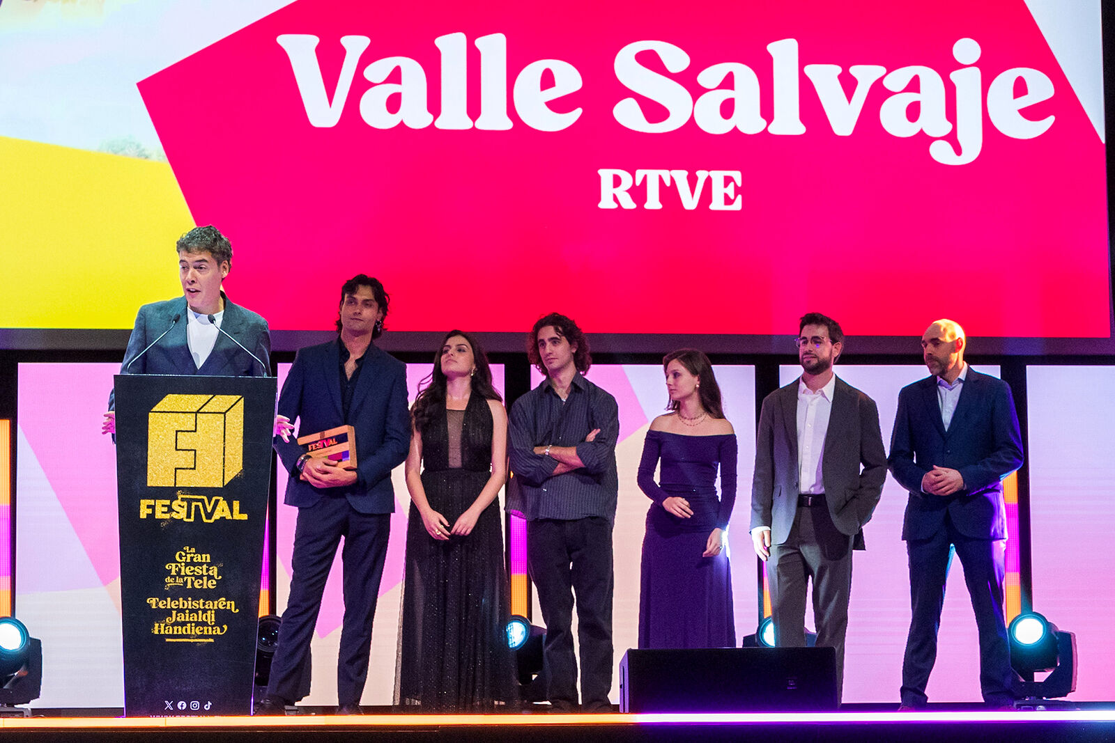 Valle Salvaje recibe el Premio FesTVal de manos de su creador Josep Cister