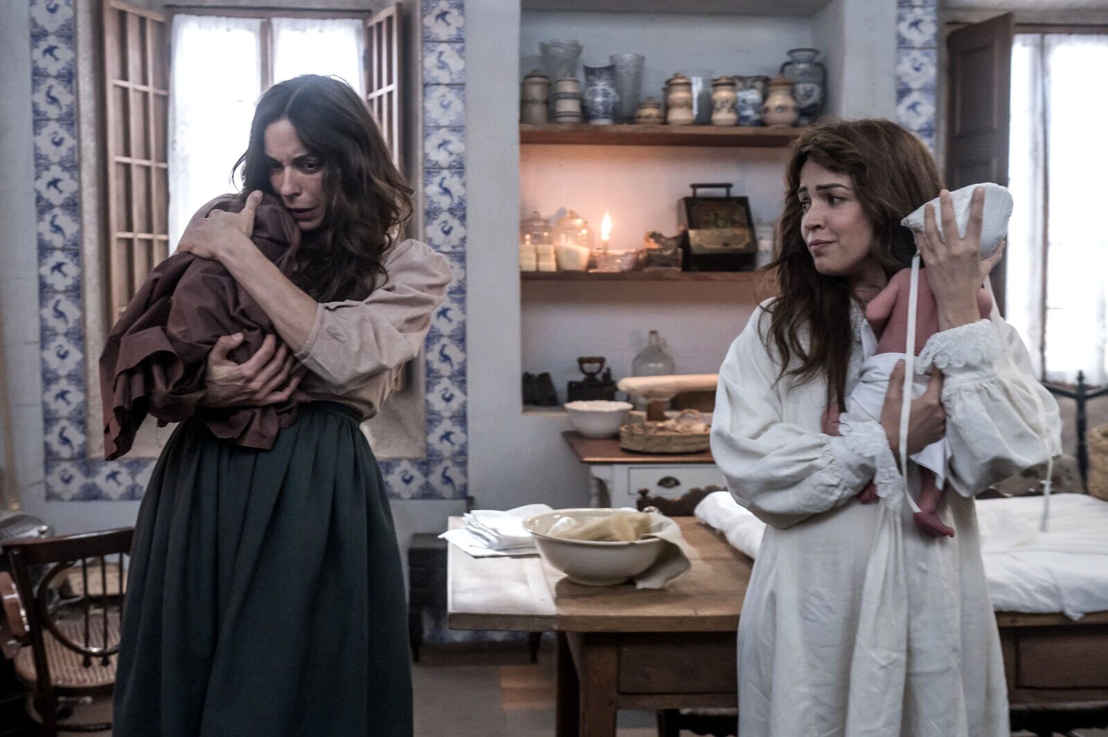 Renata intercambia de cunas a las bebés alterando el futuro familiar de Las hijas de la criada