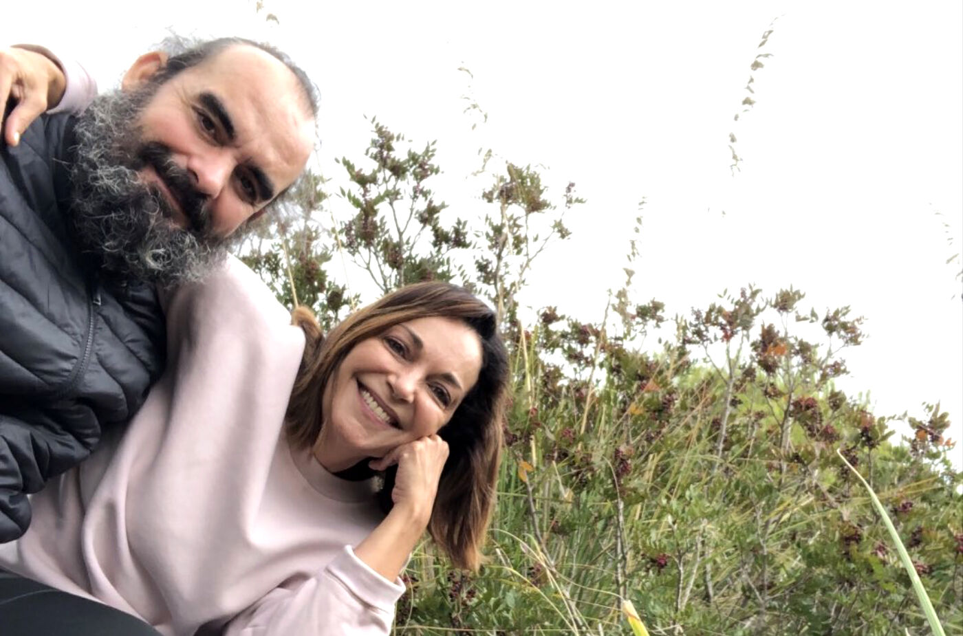 Los actores Óscar Rabadán y Cristina Plazas, en su finca de Extremadura