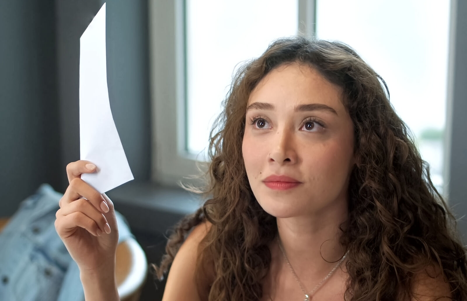 Ebru le enseña a Cihan las pruebas de ADN en El Secreto