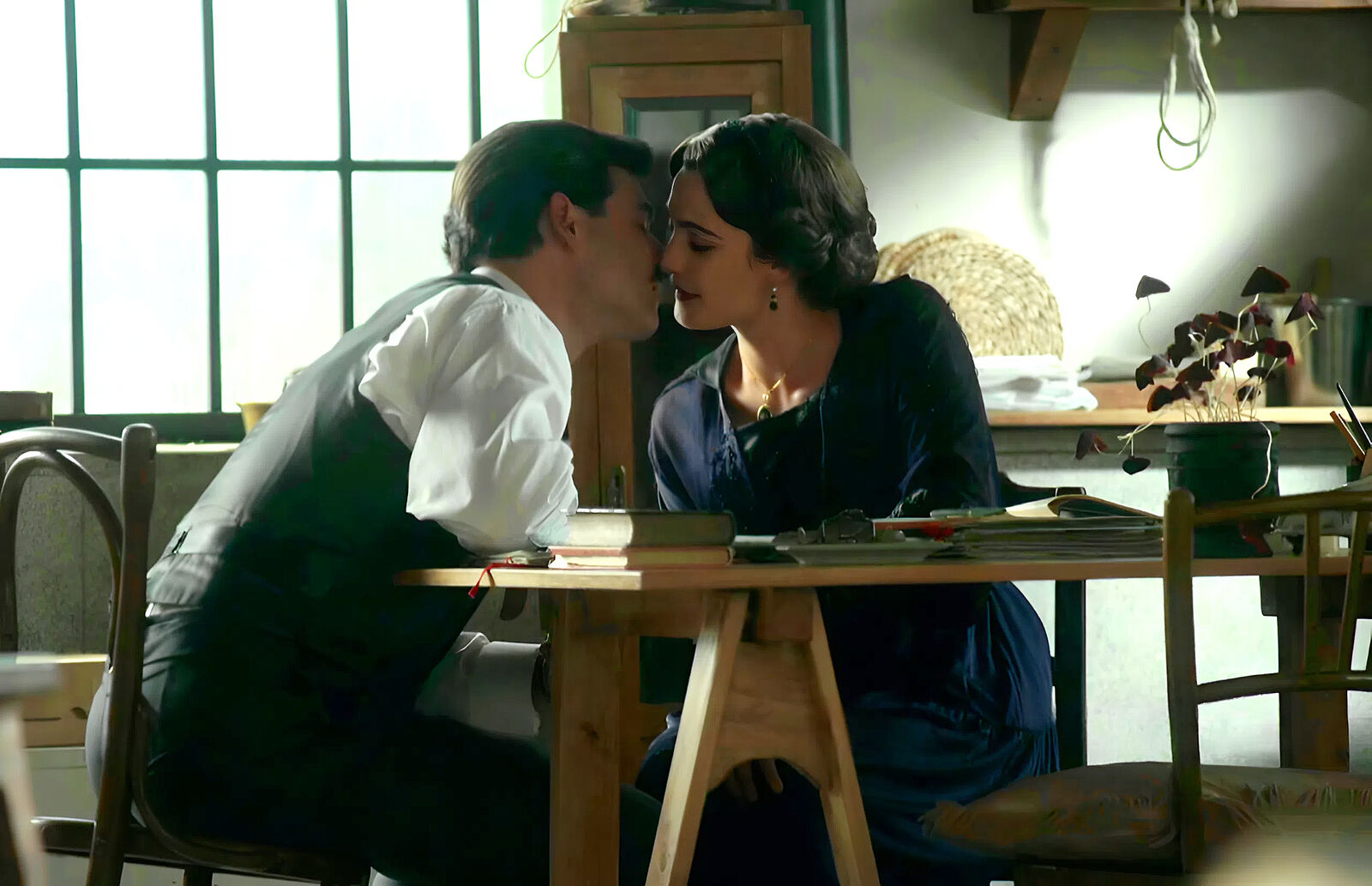 Manuel y Julieta vuelven a besarse en el hangar en La Promesa