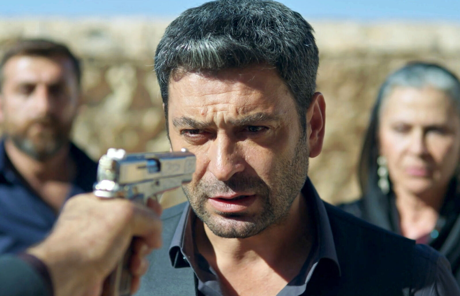 Ecmel apunta Cihan con un arma en En tierra lejana