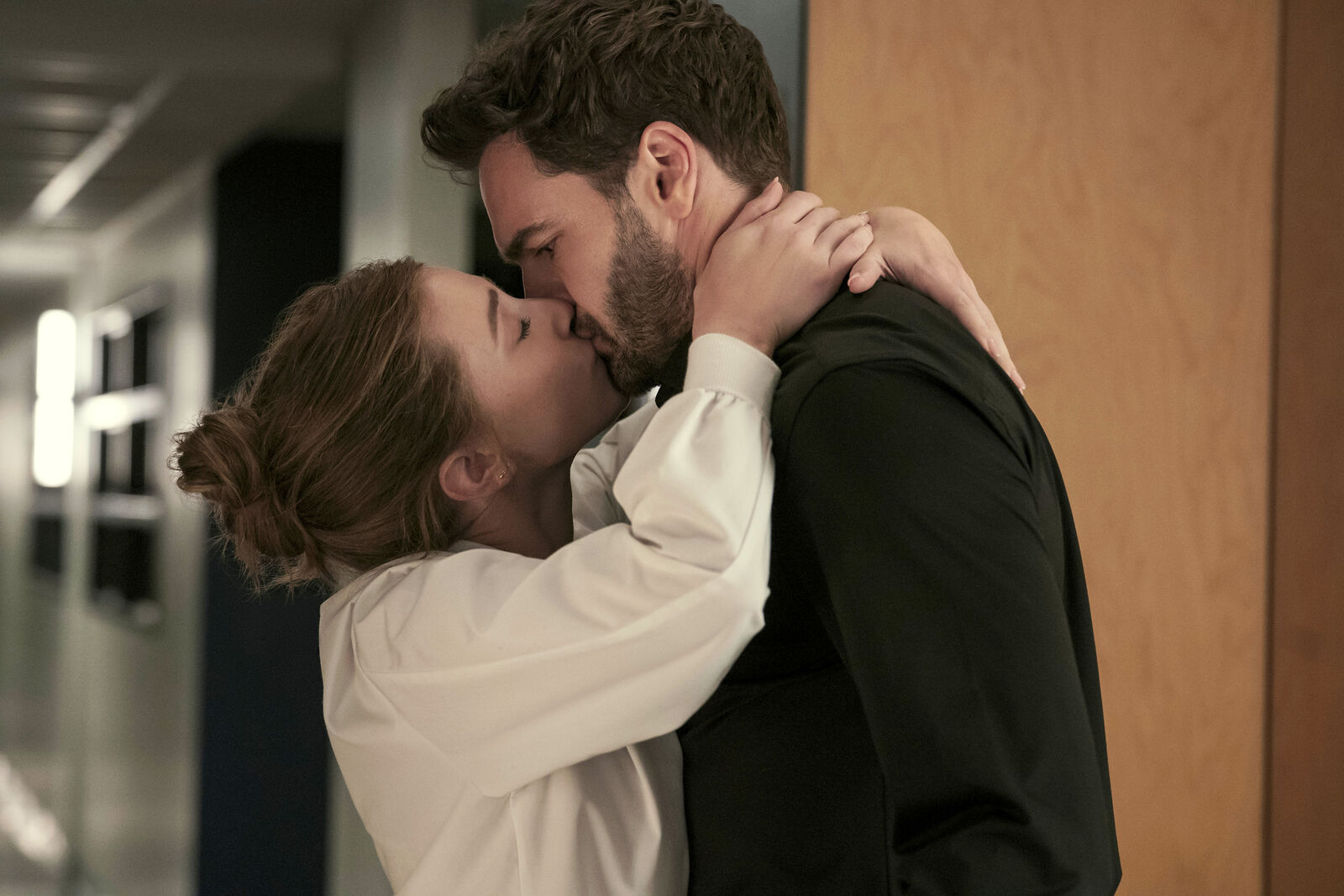 Lili Reinhart y Tom Bateman protagonizan La hipótesis del amor en Prime Video