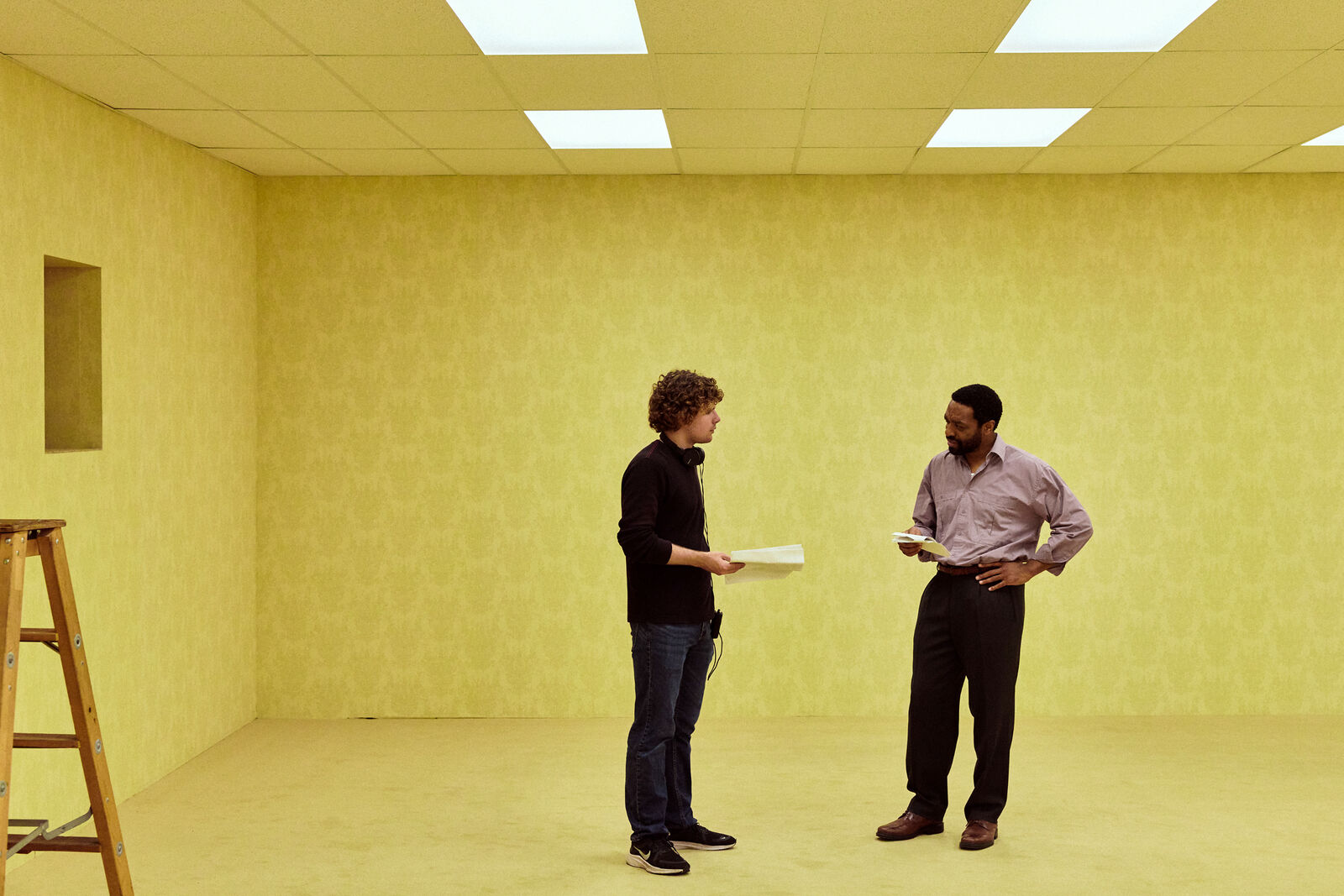 Kane Parsons y Chiwetel Ejiofor durante el rodaje de Backrooms