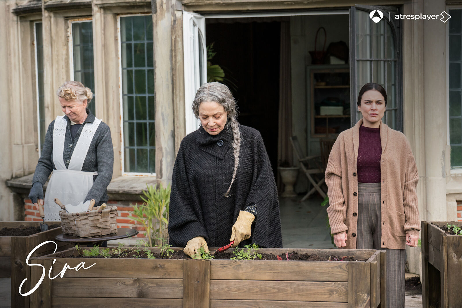 Kathleen Gati es Lady Olivia Bonnard, la madre de Marcus en Sira