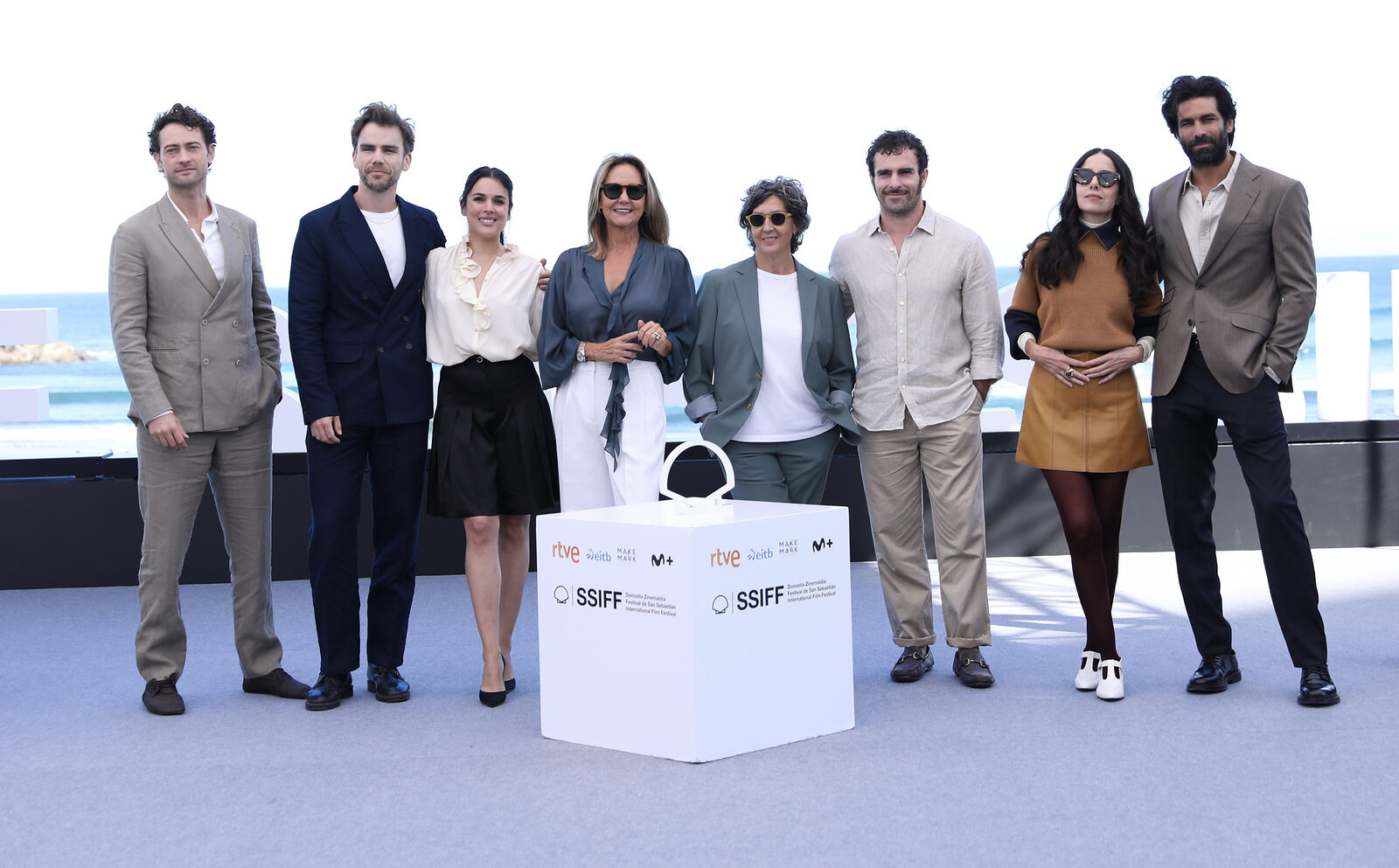 Foto de grupo con el reparto de Sira junto a María Dueñas