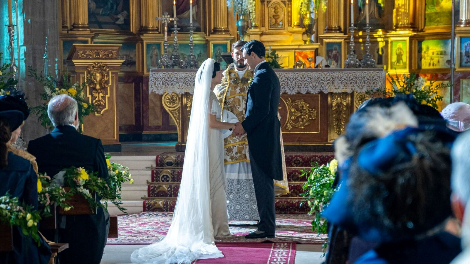 La promo de RTVE desvela la imagen de Curro y Ángela ante el altar