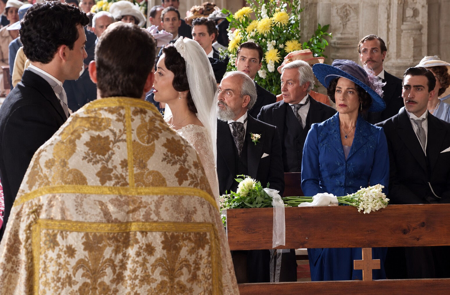 Curro, en el altar, mira atentamente a los invitados