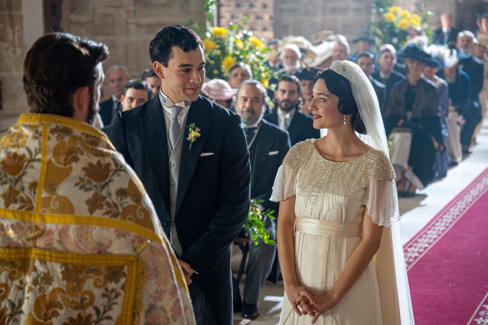 Curro y Ángela ante el altar el día de su boda en La Promesa