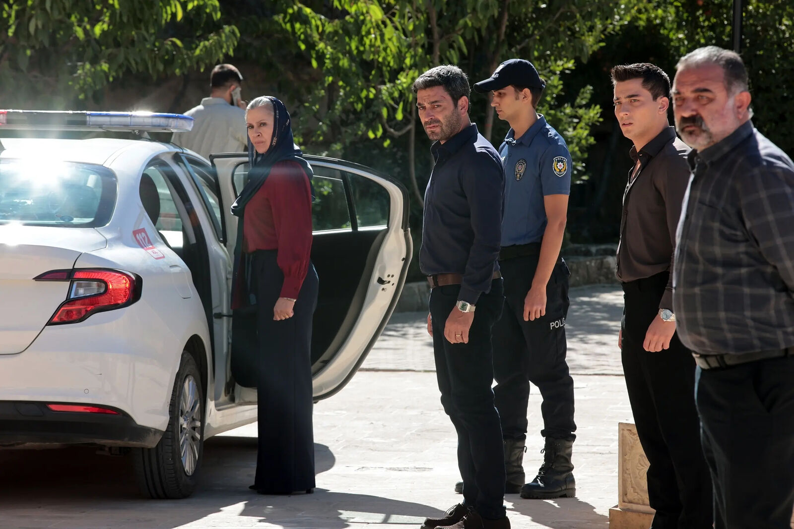 La policía se lleva detenida a Sadakat en En tierra lejana