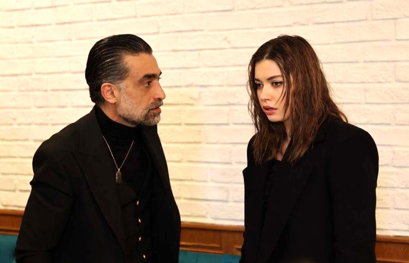 Diren Polatoğulları y Afra Saraçoğlu en una escena de A.B.İ.