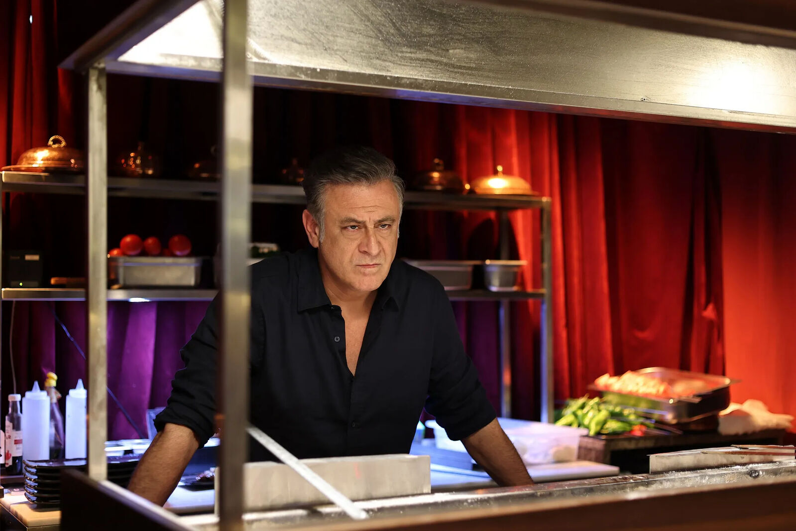 Turgut Tunçalp interpreta a Tahir Hancıoğlu en A.B.İ.