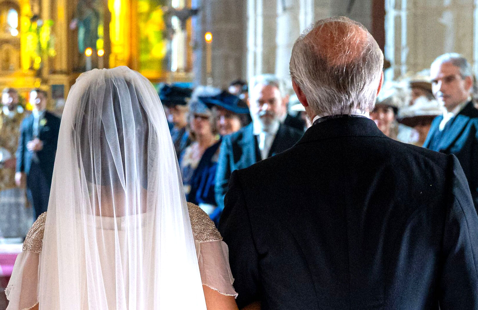 Máximo acompaña a Ángela al altar en La Promesa