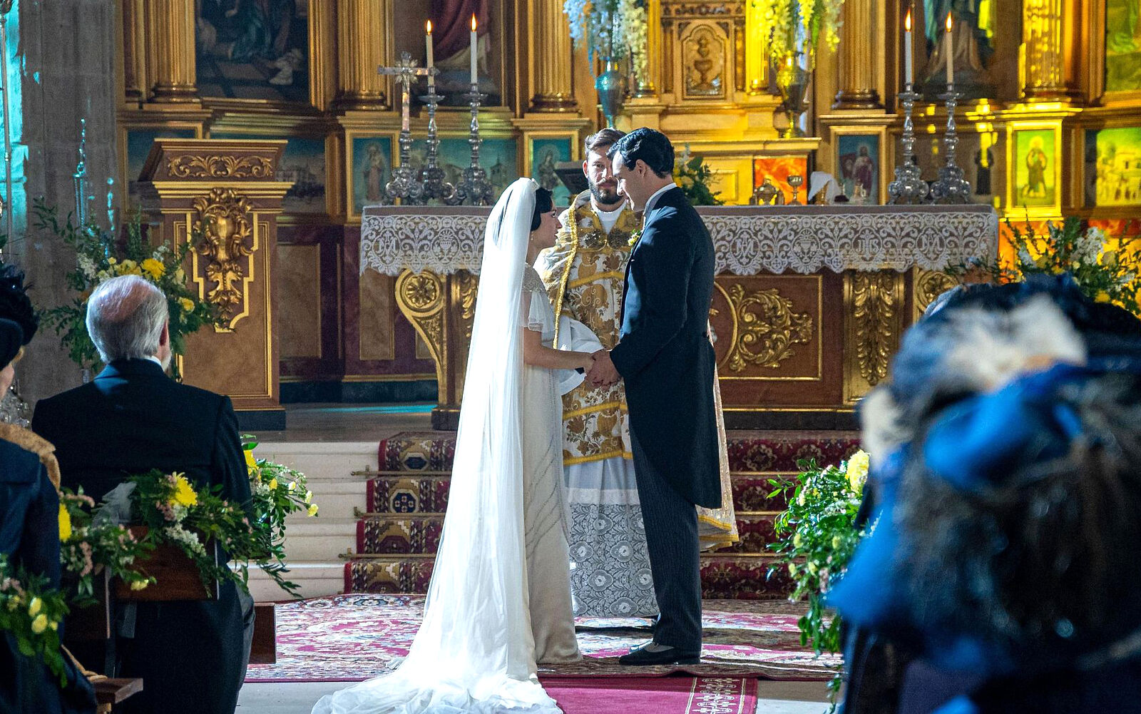 La boda de Curro y Ángela llega al altar con Leocadia delante y un invitado especial en La Promesa