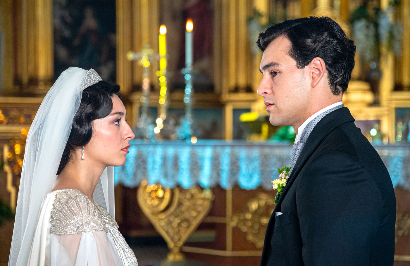 Ángela y Curro el día de su boda y ante el altar en La Promesa