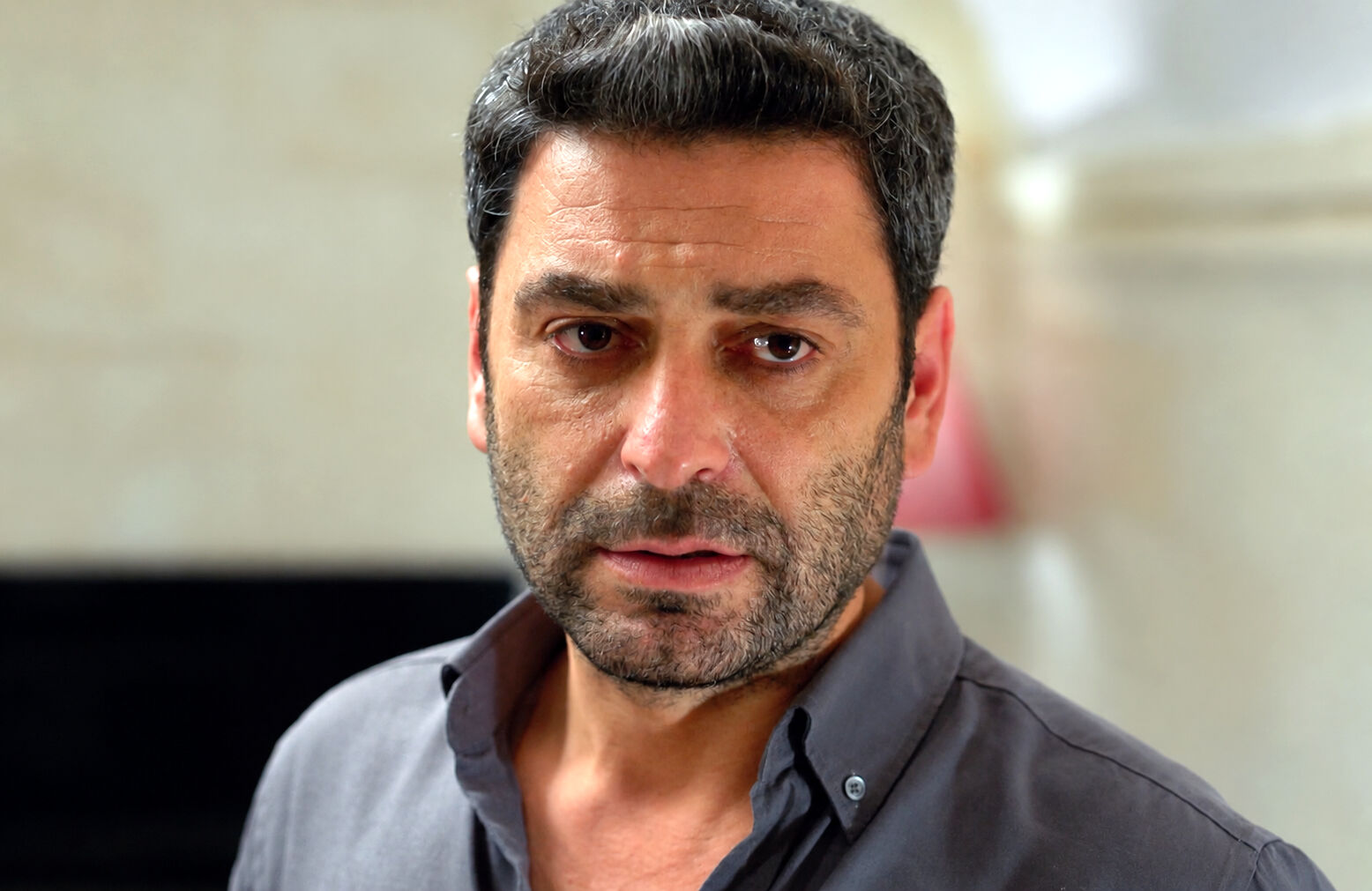Cihan está dispuesto a arriesgar su propia vida para salvar a su hermano Boran en En tierra lejana